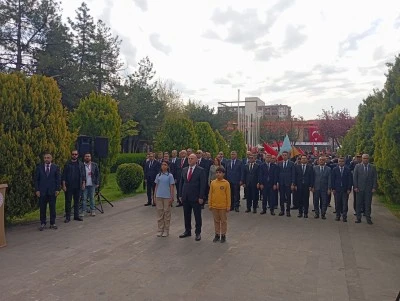 Diyarbakır&rsquo;da 23 Nisan Dolayısıyla &Ccedil;elenk Sunma T&ouml;reni D&uuml;zenlendi