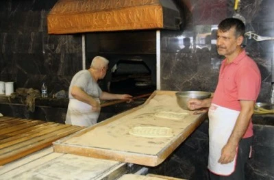 Diyarbakır'da 250 Derece Sıcakta Ekmek Nöbeti
