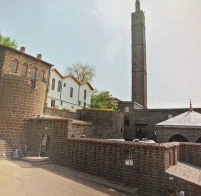 Diyarbakır’da 27 Sahabe Kabri ve Kanalizasyon Sorunu Gündemde