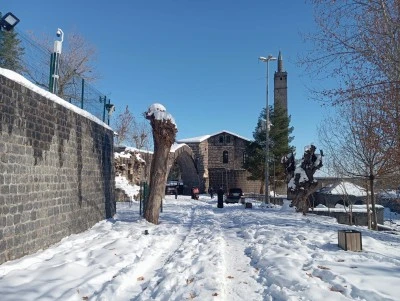 Diyarbakır&rsquo;da 3 G&uuml;nl&uuml;k Kar Yağışı Sonrası G&uuml;neş Y&uuml;z&uuml;n&uuml; G&ouml;sterdi