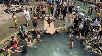Diyarbakır'da 40 Dereceyi Aşan Sıcaklarda &Ccedil;ocukların Serinleme Adresi S&uuml;s Havuzu Oldu