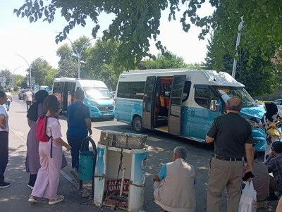 Diyarbakır'da 45 derece sıcakta durak &ccedil;ilesi