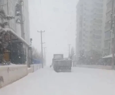 Diyarbakır&rsquo;da 6 Yaşındaki K&uuml;&ccedil;&uuml;k Muhabir İbrahim Efe&rsquo;den Kar Yağışı Anonsu