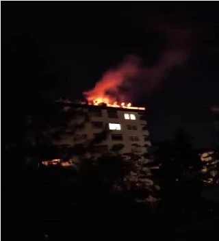 Diyarbakır&rsquo;da 8 Katlı Apartmanın &Ccedil;atı Katında Yangın
