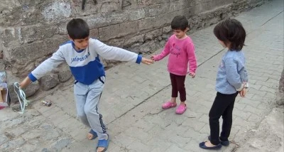 Diyarbakır&rsquo;da 8 yaşındaki &ldquo;minik folklor hocası&rdquo; mahallenin neşe kaynağı oldu