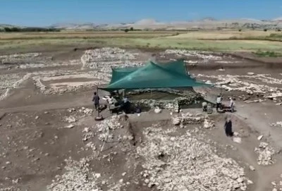 Diyarbakır'da 9500 Yıllık Kamusal Yapı Gün Yüzüne Çıkarıldı