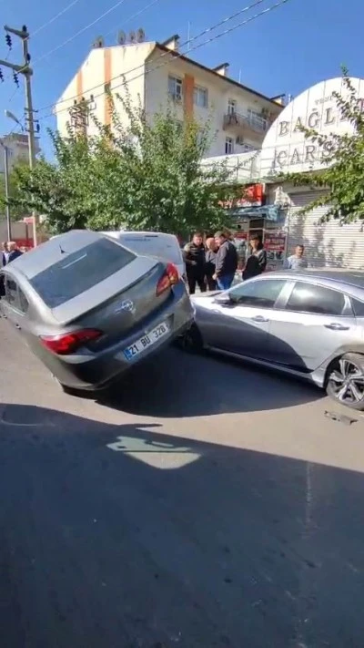 Diyarbakır'da Akılalmaz Kaza: Otomobil İki Aracın Üzerine Çıktı!