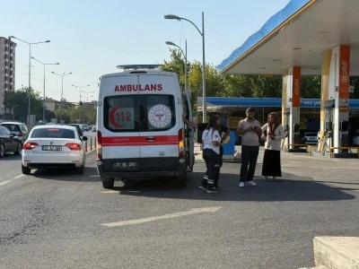 Diyarbakır’da Ambulans ile Taksi Çarpıştı: Hasta Saatlerce Başka Ambulans Bekledi