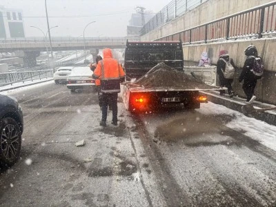 Diyarbakır&rsquo;da Ana Yollarda Kar ve Buzla M&uuml;cadele S&uuml;r&uuml;yor