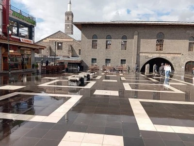 Diyarbakır&rsquo;da Ani Sağanak Hayatı Fel&ccedil; Etti: Caddeler G&ouml;lete D&ouml;nd&uuml;