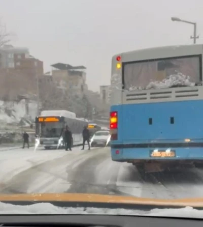 Diyarbakır&rsquo;da Aniden Bastıran Kar Yağışı Şehir İ&ccedil;i Ulaşımı Zora Soktu: Halk Otob&uuml;sleri Yolda Kaldı
