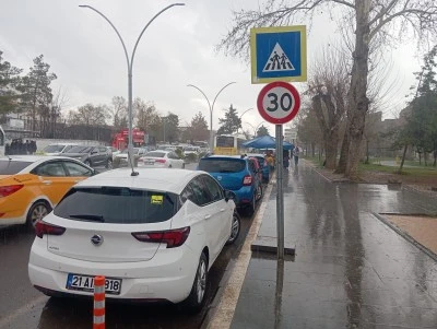 Diyarbakır&rsquo;da aniden bastıran yağmur hayatı olumsuz etkiledi