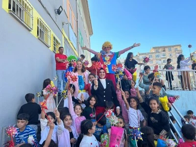 Diyarbakır'da Anlamlı Kutlama: Muhtar Dilek Demir'den Jest