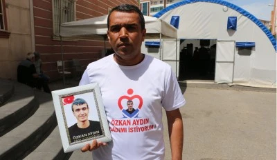 Diyarbakır'da anneler g&uuml;n&uuml;nde en acı bekleyiş