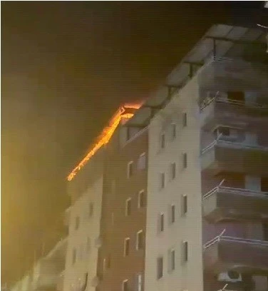 Diyarbakır&rsquo;da apartmanın &ccedil;atısı alevlere teslim oldu