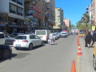Diyarbakır'da Ara&ccedil; Park Yoğunluğu
