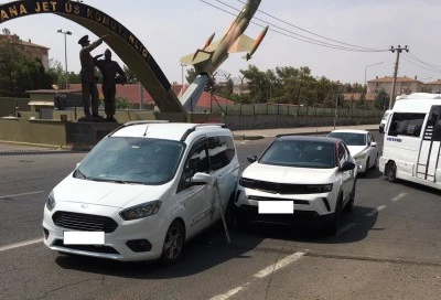 Diyarbakır'da Araçlar kavşakta çarpıştı