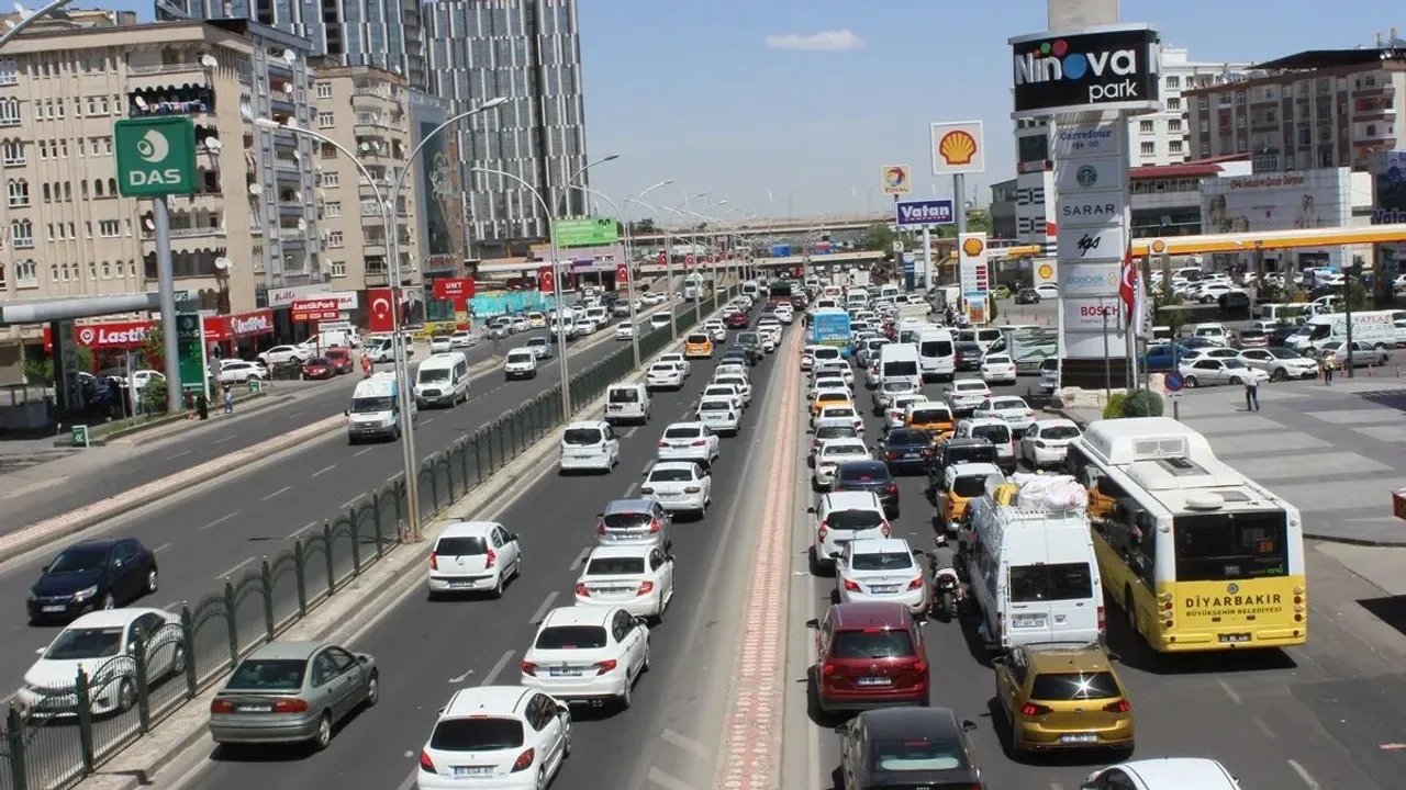 Diyarbakır&rsquo;da Arife G&uuml;n&uuml; Trafik Kilitlendi