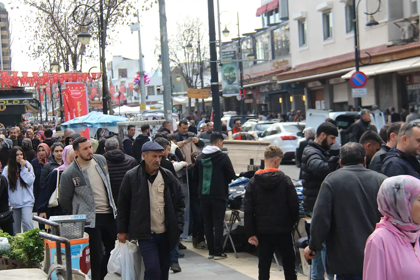 Diyarbakır&rsquo;da Arife Yoğunluğu: &Ccedil;arşı, Pazar ve Mezarlıklarda Bayram Hareketliliği