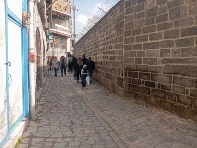 Diyarbakır&rsquo;da artan &ccedil;ocuk dilenciliği ve sokak satıcılığına tepki