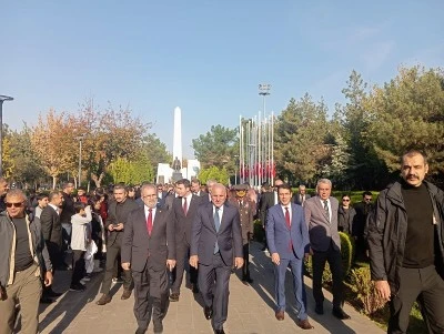 Diyarbakır’da Atatürk Anıtı’nda 10 Kasım Anma Töreni: Vatandaşlardan Yoğun İlgi