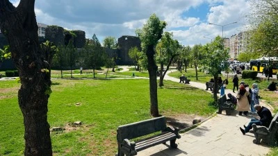 Diyarbakır'da Baharla Birlikte Sur ilçesindeki Parklar Yemyeşil Oldu