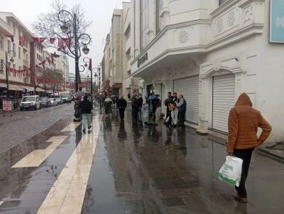 Diyarbakır&rsquo;da Bayram Yağmuru Vatandaşları Zorladı