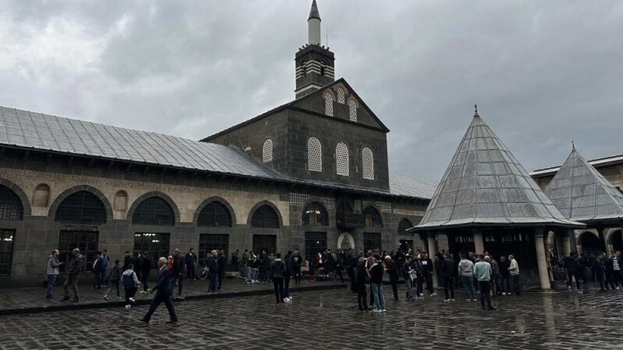 Diyarbakır&rsquo;da Bayramın İlk G&uuml;n&uuml;nde Yağmura Rağmen Yoğunluk