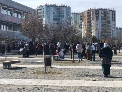 Diyarbakır'da belediye önünde yardım kuyruğu