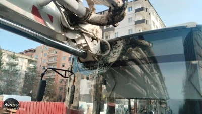 Diyarbakır&rsquo;da Belediye Otob&uuml;s&uuml; ile İş Aracı &Ccedil;arpıştı