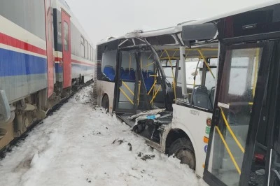 Diyarbakır&rsquo;da Belediye Otob&uuml;s&uuml; ile Tren &Ccedil;arpıştı