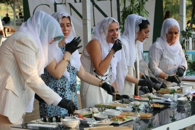 Diyarbakır’da Beyaz Tülbent Giyip Mutfağa Girdiler