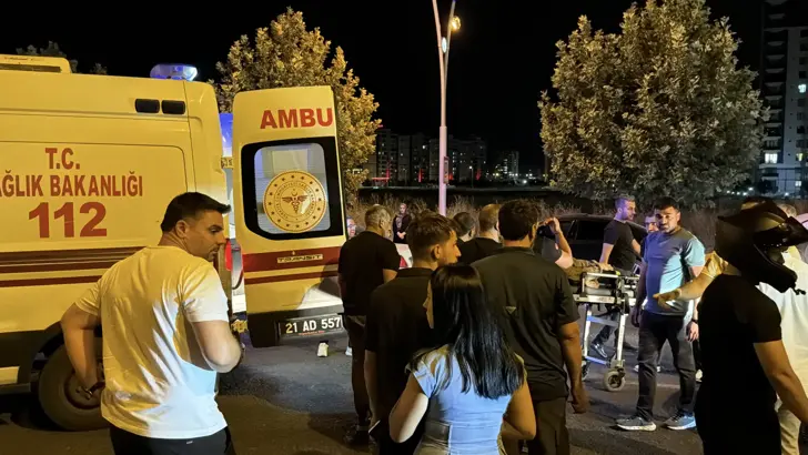 Diyarbakır'da Bisikletli Kadına Taksi &Ccedil;arptı