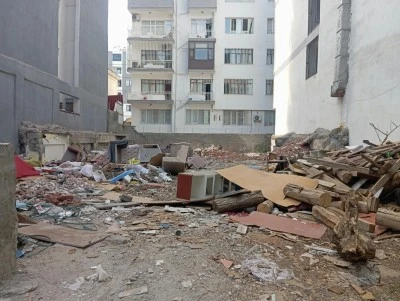 Diyarbakır&rsquo;da boş araziye koltuk ve dolap yığını
