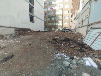 Diyarbakır&rsquo;da boş inşaat alanlarına yığılan molozlar tepki &ccedil;ekiyor