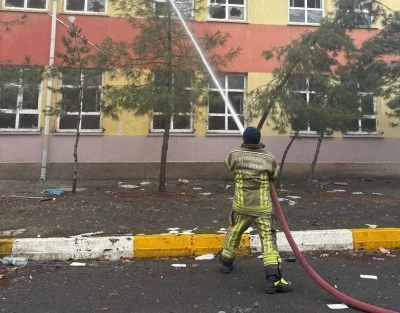 Diyarbakır&rsquo;da Boşaltılan Ortaokulda Yangın Paniği