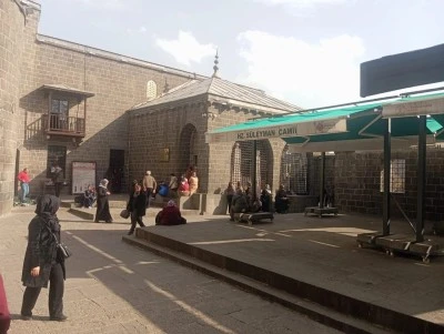 Diyarbakır&rsquo;da Camiler ve Sahabe Kabirleri Doldu