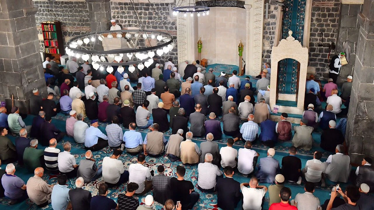 Diyarbakır&rsquo;da Camilerde Saflar Taştı