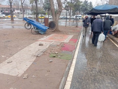 Diyarbakır&rsquo;da &ccedil;amurlu yollara esnaftan ilgin&ccedil; &ccedil;&ouml;z&uuml;m