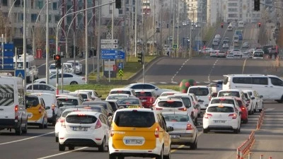 Diyarbakır&rsquo;da &Ccedil;arşı ve AVM &Ouml;nlerinde Uzun Ara&ccedil; Kuyrukları