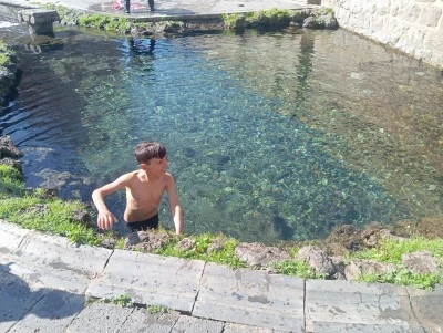 Diyarbakır&rsquo;da &ccedil;ocuklar Anzele&rsquo;de y&uuml;zme sezonunu erken a&ccedil;tı