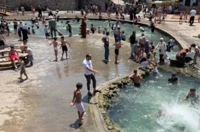 Diyarbakır&rsquo;da &Ccedil;ocuklar Anzele suyuna akın etti