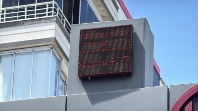 Diyarbakır'da &Ccedil;ocuklar Anzele&rsquo;ye, Vatandaşlar G&ouml;lgeye Sığındı