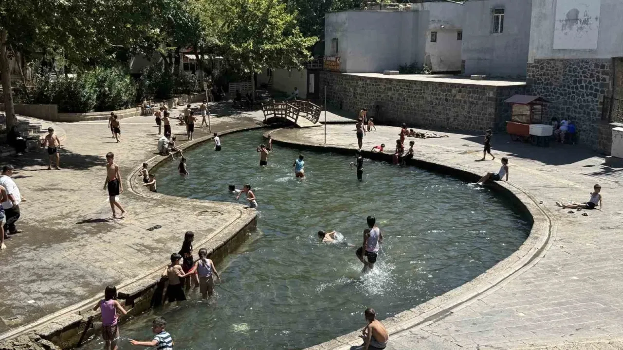 Diyarbakır&rsquo;da &Ccedil;ocuklar S&uuml;s Havuzunda Serinledi