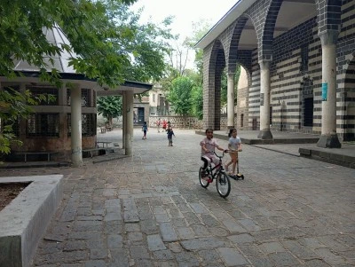 Diyarbakır&rsquo;da &ccedil;ocukların oyun alanı cami avlusu oldu