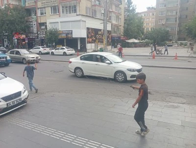 Diyarbakır&rsquo;da &ccedil;ocukların tehlikeli oyunu