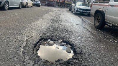 Diyarbakır'da &ccedil;ukurlar s&uuml;r&uuml;c&uuml;ler ve yayalar i&ccedil;in risk oluşturuyor