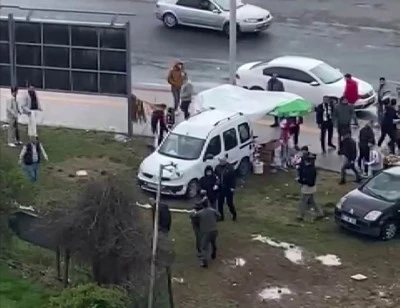 Diyarbakır&rsquo;da Dehşet Anları Kamerada: Bı&ccedil;aklı Kavgada Gen&ccedil; Kız Bayıldı