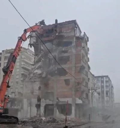 Diyarbakır&rsquo;da Depremde Ağır Hasar G&ouml;ren Bina 30 Saniyede &Ccedil;&ouml;kt&uuml;