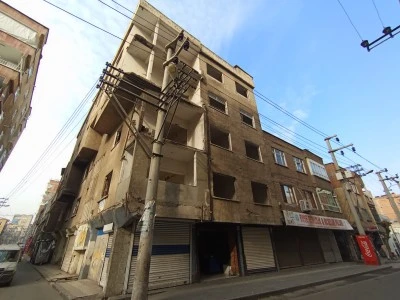 Diyarbakır'da Depremde Ağır Hasar G&ouml;ren Bina Tehlike Sa&ccedil;ıyor